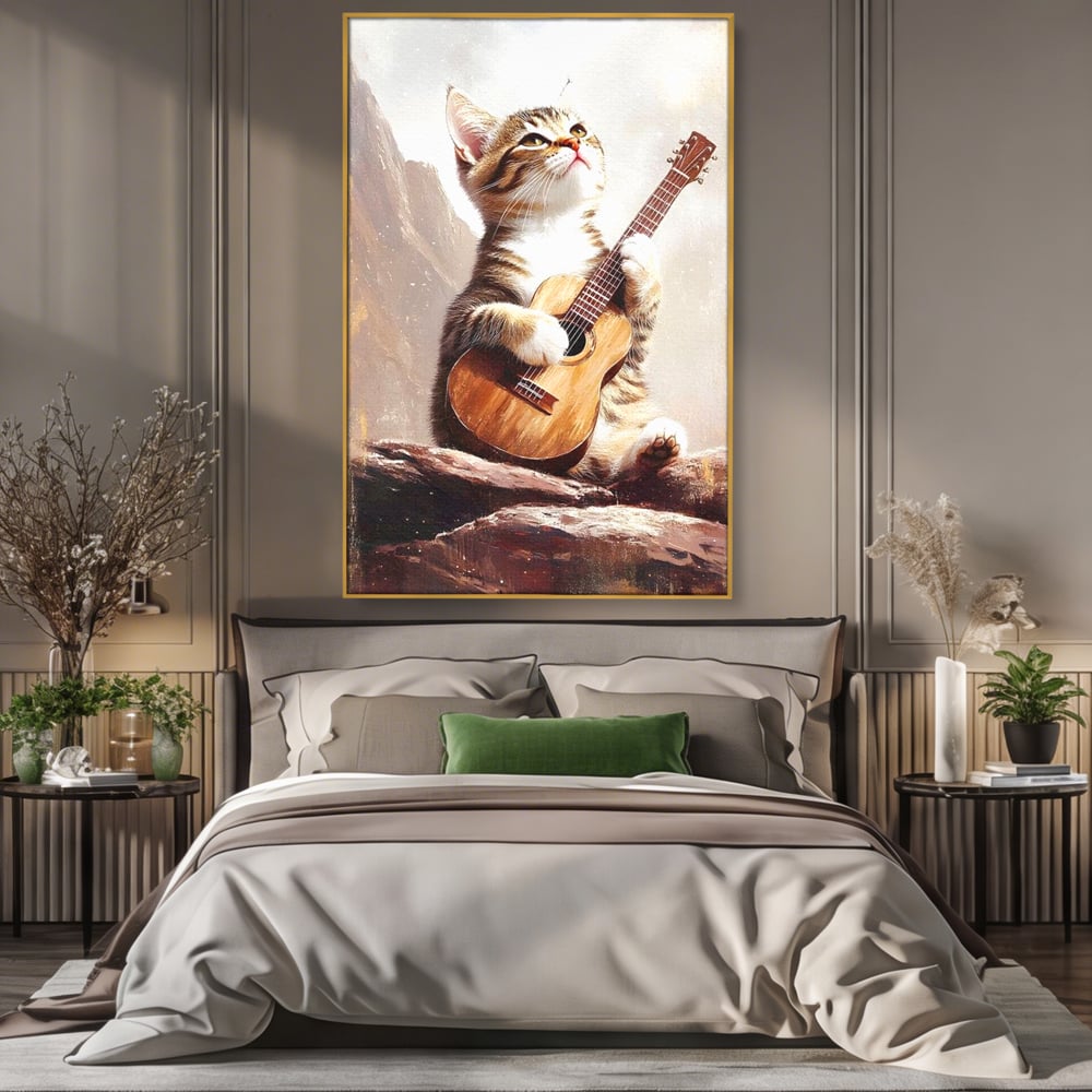 Tablou canvas cu tablou canvas cu pisica cantand la chitara, in rama de aluminiu auriu, pe perete intr-un dormitor